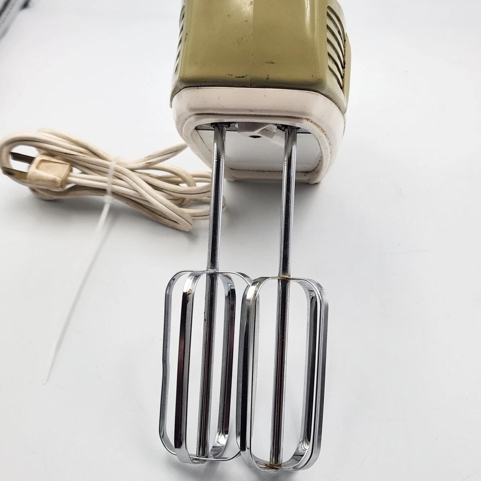 Vintage GE General Electric 3 Speed Hand Mixer Tested & Works Model D1M17 - Image 3 of 4