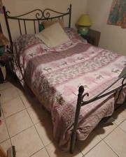 Vend Lit à baldaquin noir avec sommier, matelas et deux chevets