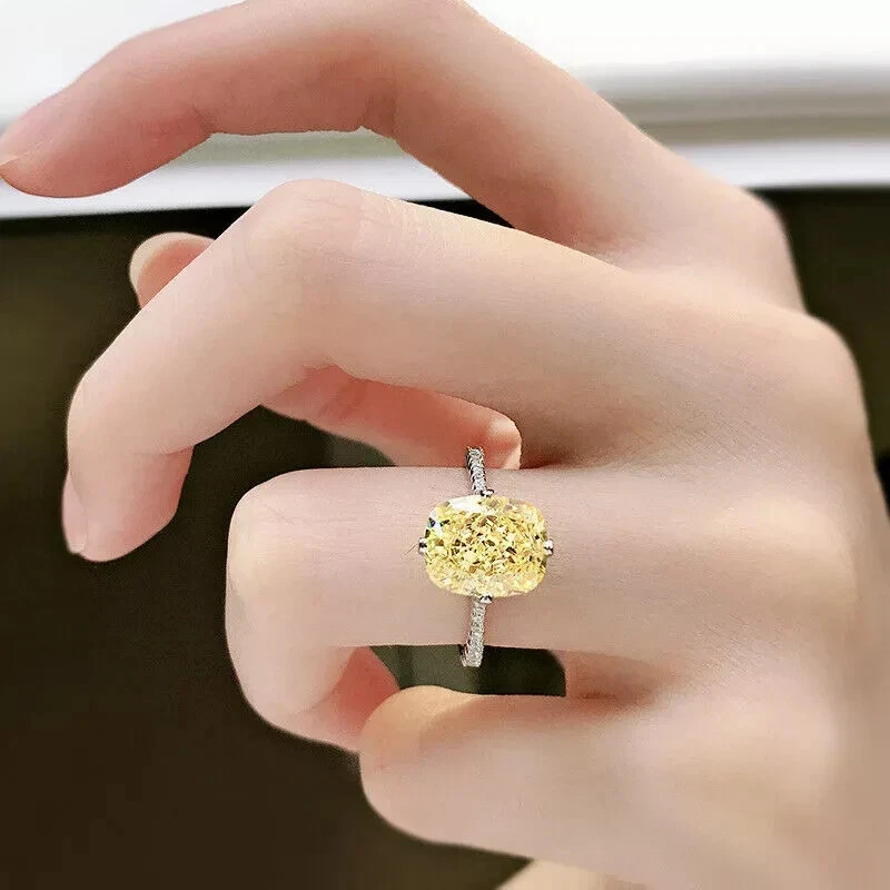 Anillo de diamantes amarillos naturales con forma de cojín certificado de 6 quilates acabado en oro blanco VVS1 Foto 4 de 4