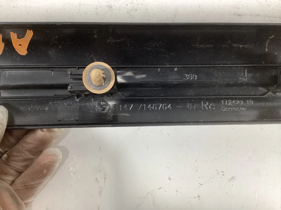 Panel de placa de desgaste del umbral de la puerta delantera derecha BMW 328i 2007-2013 7146764 OEM. Foto 2 de 4