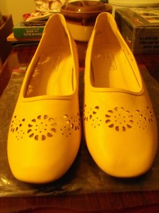 Comfort Well Beacon Shoes Size 9 5 M Yellow Slip On Yellow Cut Out