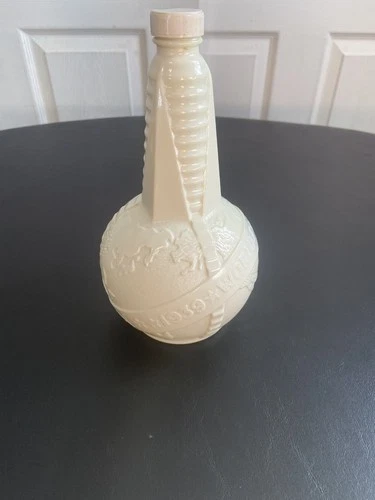 Vintage 1939 New York WORLD'S FAIR Milk Glass Uranium GLOBE Bottle/Decanter