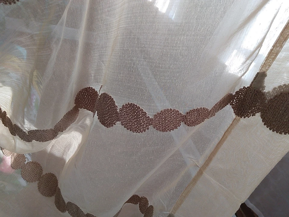 Dos paneles de cortina largos elegantes y BOHO dorados transparentes con detalles circulares Foto 4 de 4