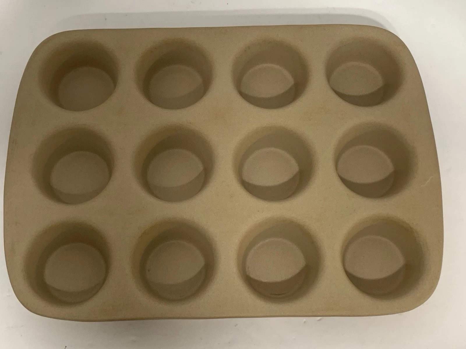 Pampered Chef Family Heritage Classic Full Size 12 Muffin/ Cupcake Stoneware Pan