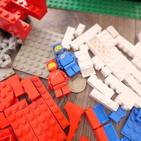 Vtg 1983 Lego Basic Building Set 577 Parts Lot  w/ MiniFigs & 2 Space Figs !!!