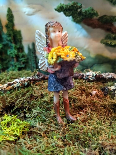 Miniature Garden Fairy Amelia with a bouquet of flowers with 2" pick WS 2138 - Picture 2 of 7