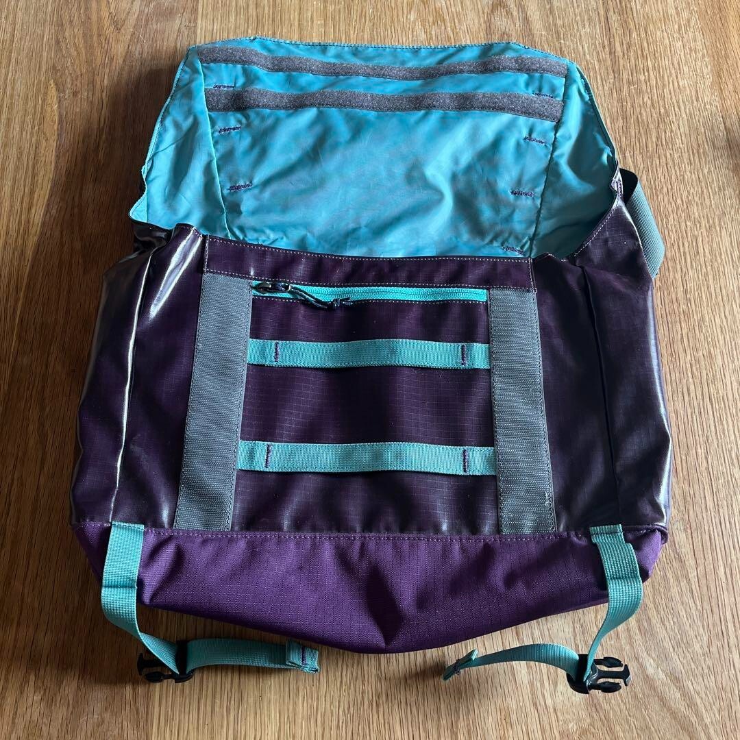 Patagonia Black Hole Mini Messenger Bag 12L Purple E-Green Patagonia Black Hole Mini Messenger Bag 12L Purple E-Green