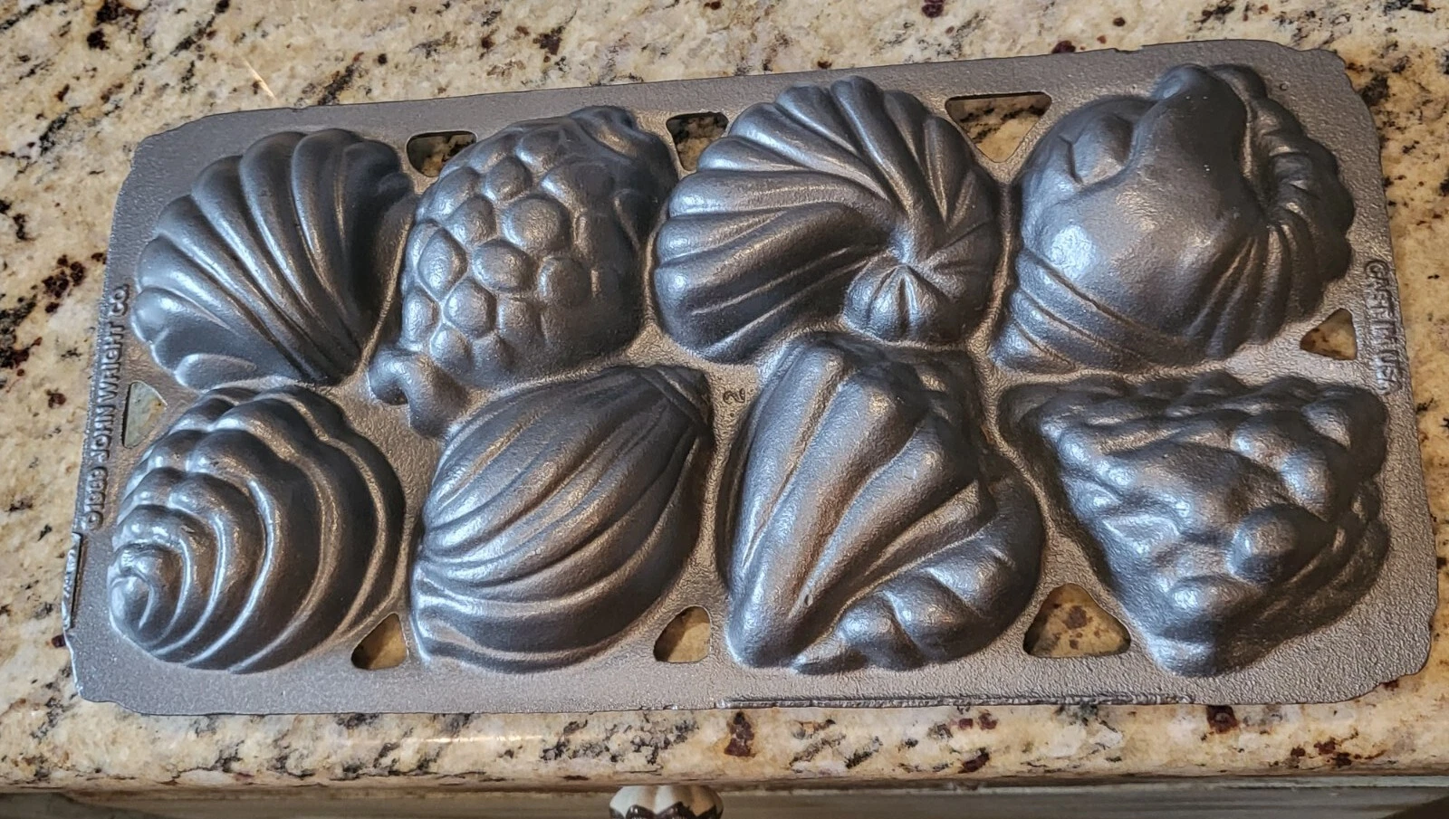 1989 JOHN WRIGHT CO. Cast Iron Sea Shells Pan Mold Muffin Cornbread Mini Cakes