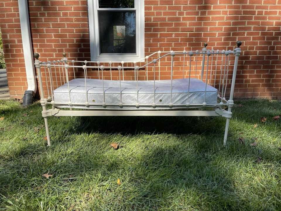 Antique 19th Century Victorian Era Cast Iron Day Bed Or Display Piece - Image 4 of 4