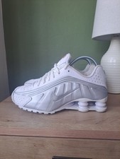 Nike Shox R4 GS bianco-argento metallizzato (BQ4000 100) scarpe da ginnastica taglia UK 5,5
