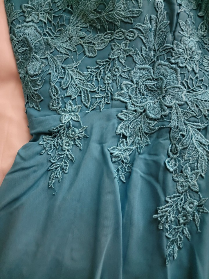 Divine Elegance: Embrace Enchanting Lace for Prom and Formal Occasions