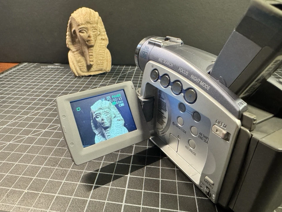 Canon ZR80 & ZR60 w/ Case, 2 Batteries, Charger, Cassette Lot 2 CAMERAS BUNDLE - Image 2 of 4