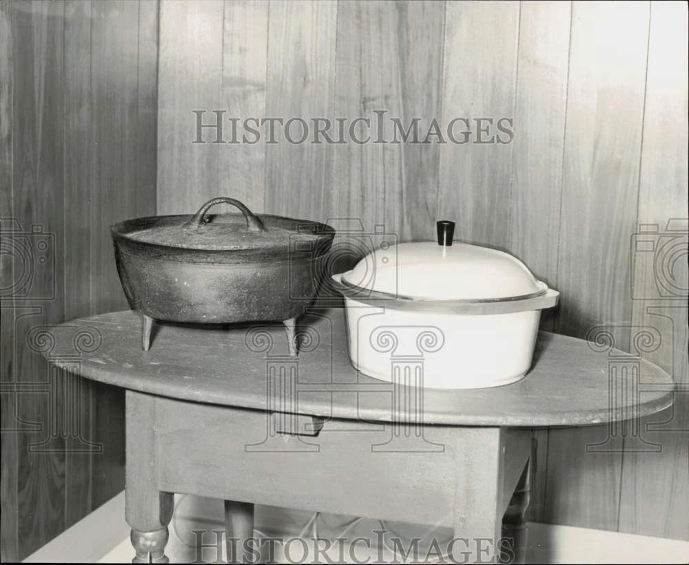 1960 Press Photo Two styles of cast iron Dutch ovens - lra74133