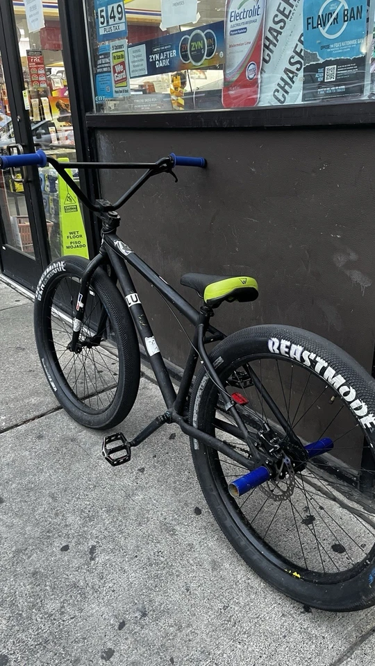 SE Beast Mode Ripper Marshawn Lynch Signature BMX Bike 27.5" - Image 2 of 2