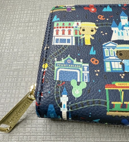Portafoglio Disney Parks x Loungefly Disneyland Resort Attrazioni Chibi - Foto 2 di 6
