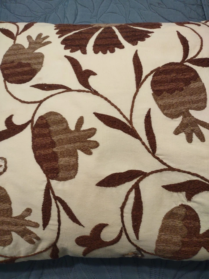 Travesseiro lombar bordado Pottery Barn Montrose Suzani ~ 20 x 30 ~ Marrom - Imagem 3 de 4