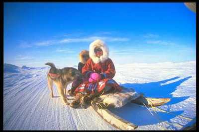 310004 Inuit Mädchen mit ihrem Team Pelly Bay A4 Fotodruck