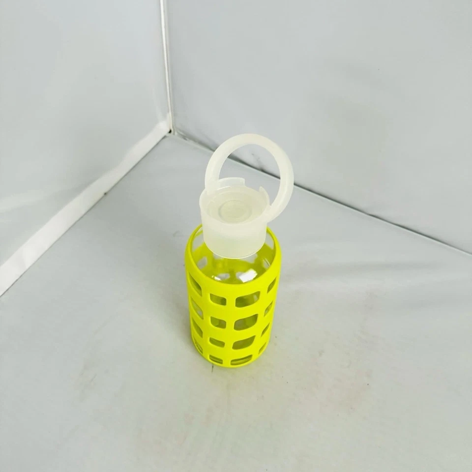 Botella de agua de vidrio BKR Teeny con funda de silicona verde 8 oz Foto 3 de 4