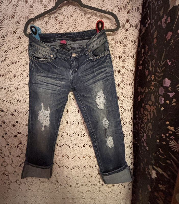 Almost Famous Women’s Slim Cropped Jeans Blue Medium Wash Distressed Cuffed
