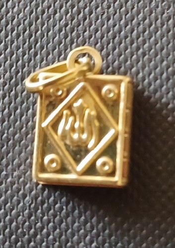 18k gold Quran pendant, used, but in great condition.