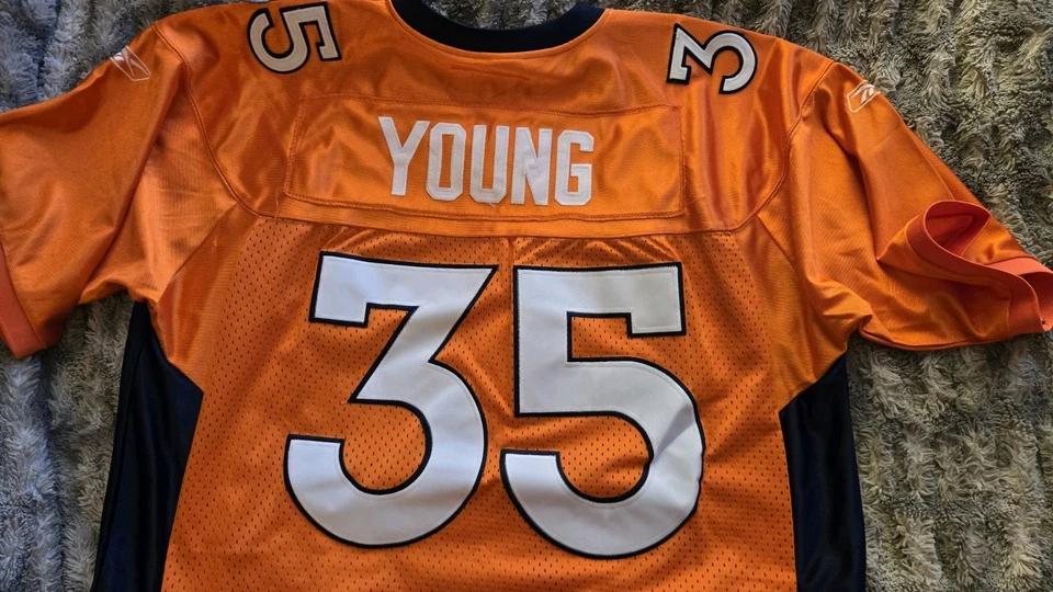 Camiseta Denver Broncos Masculina Reebok Selvin Young #35 Laranja - Imagem 3 de 3