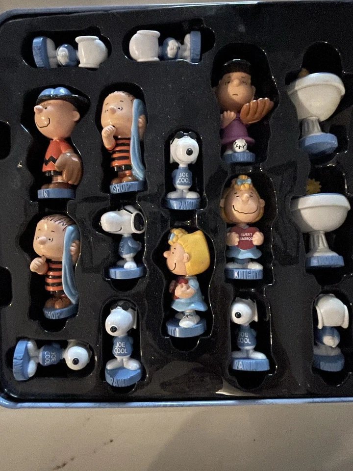 Juego de ajedrez Peanuts con Snoopy Charlie Brown y otros lata azul Foto 2 de 4