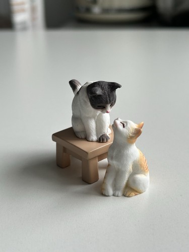 Japanese style plastuc lovely cats looking at each other affectionately - Picture 5 of 12