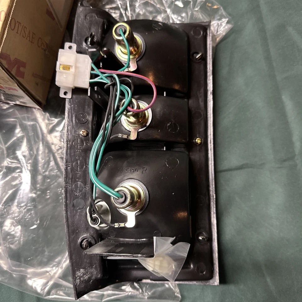 MI2800101 подходит для задних фонарей 1987-1993 Dodge RAM 50 со стороны пассажира вкл. - Изображение 4 из 4