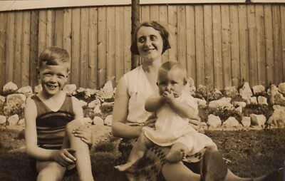 Postkarte Nahaufnahme Portrait lächelnde Mutter & Kinder ? In Garden RP My Ref ZU