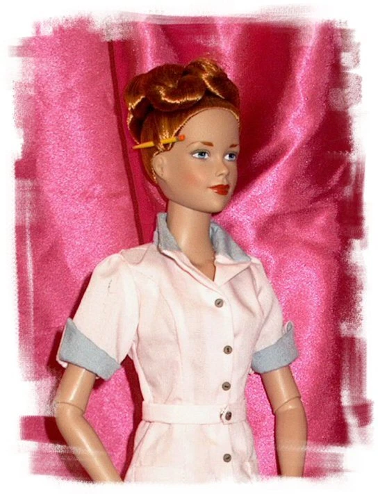 Vestido de camarera de comedor de los años 50 se adapta a muñecas Liz Brenda de 15 pulgadas uniforme vintage rosa con cinturón Foto 3 de 3