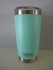 Vaso de acero inoxidable YETI 20 oz Rambler MagSlider tapa espuma de mar - logotipo de la empresa