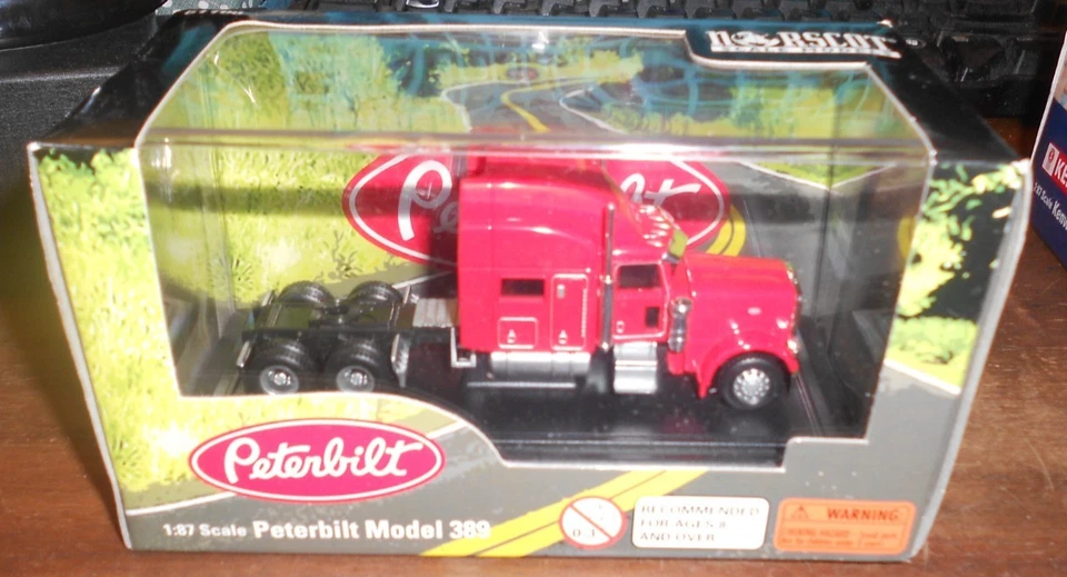 Camión Peterbilt 389 1:87 HO Logistics 4" plástico miniatura rojo nuevo en caja. Foto 3 de 4
