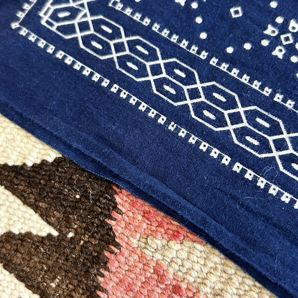 Bandana vintage de algodón índigo con ribete de los años 50 estampado geométrico - lavado oscuro Foto 4 de 4