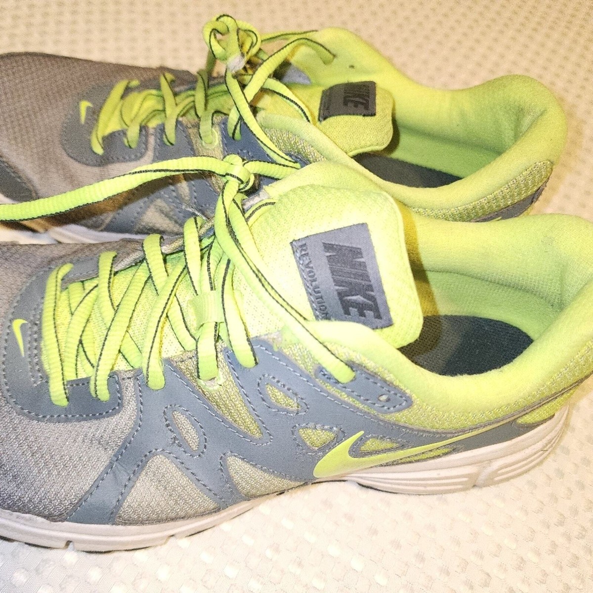 NIKE EUC MENS SIZE 9.5 REVOLUTION 2 RUNNING SNEAKERS SHOES  display picture 3