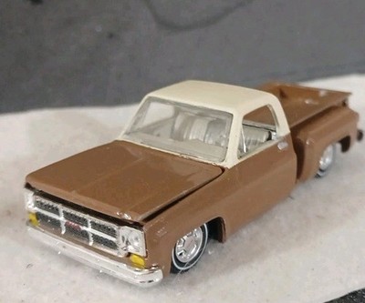 M2 Machines (CUSTOM) 1:64 Scale GMC SIERRA SHORTBED STEPSIDE SQUARE BODY PICKUP