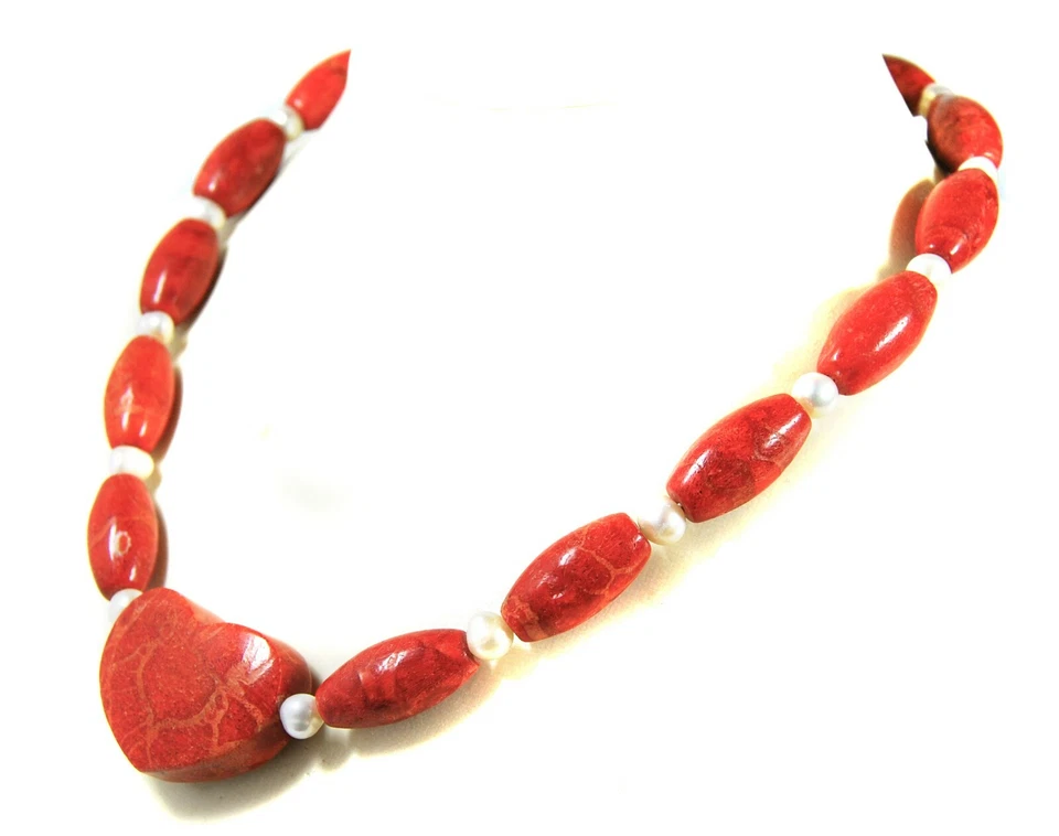 Halskette aus Korallen und Süsswasserperlen mit einem herzförmigen Anhänger - Bild 2 von 2