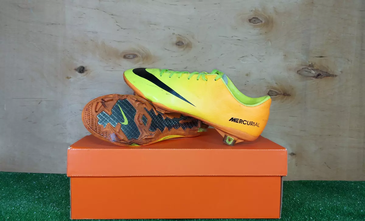 Nike mercurial hotsell yellow boots
