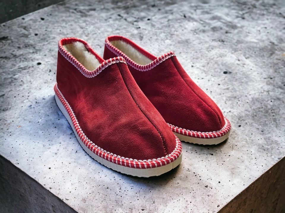 Zapatillas de gamuza roja natural con lana blanca, zapatillas para mujer y hombre, hechas a mano Foto 3 de 4
