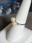 Vintage 925 Sterling Silver Bypass Ring Adorned with 2 Cultured Pearls. Size 7.5 — photo 5
