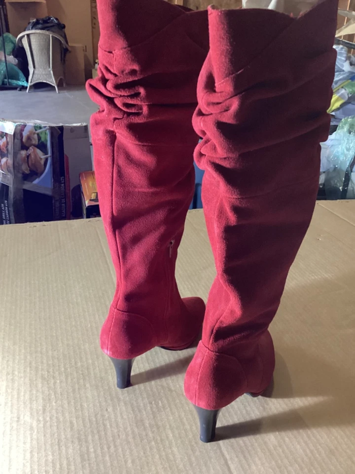 Botas para mujer H BY HALSTON rojas gamuza cuero hasta la rodilla talla 8M Foto 3 de 4