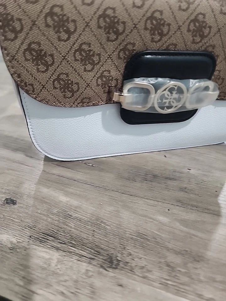 Bolso de mano GUESS color topo oscuro con logotipo de Zarela Foto 4 de 4