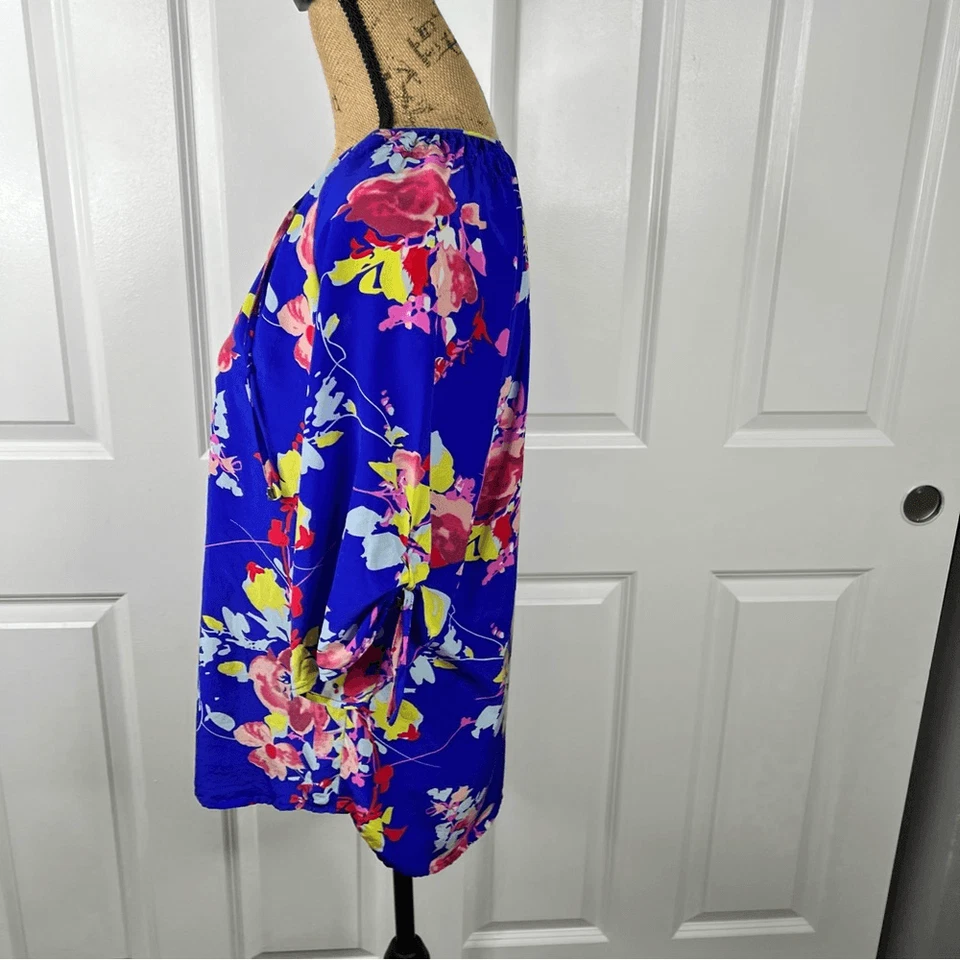 Blusa Talla S Nueva Sin Etiquetas Yumi Kim Azul Manga 3/4 Relajada Corbata Frontal Precio de venta sugerido por el fabricante 128 USD Foto 3 de 4