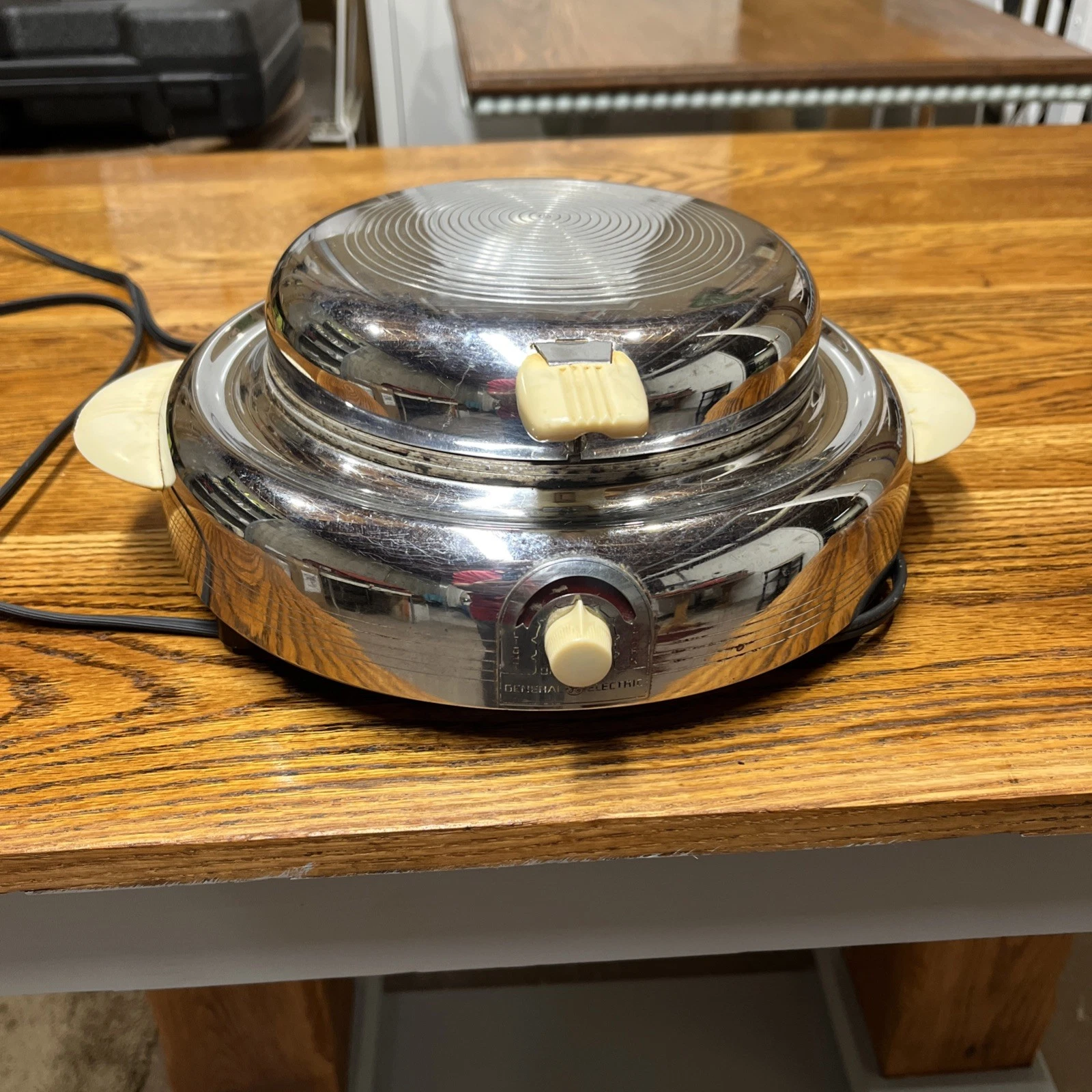 Vintage Waffle Maker Iron General Electric GE 149Y199 Chrome UFO With Cord WORKS
Opens in a new wind