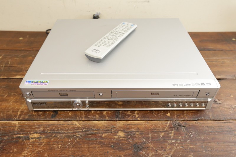 INSIGNIA IS DVD100121 DVD VCR Recorder with Remote As Is PARTS REPAIR Powers On