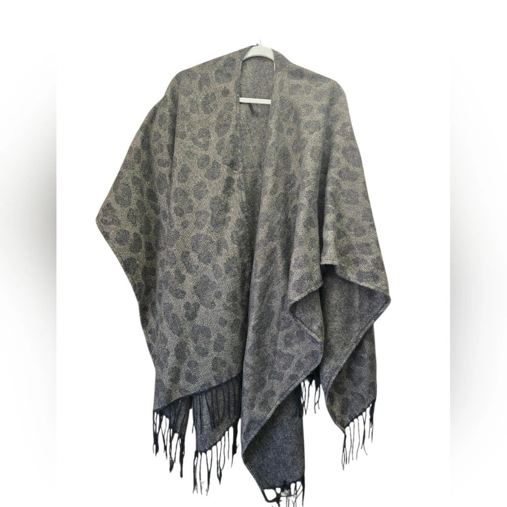 Woolrich Leopard Print Poncho Wrap One Size Fringe Open Front Shall Cozy