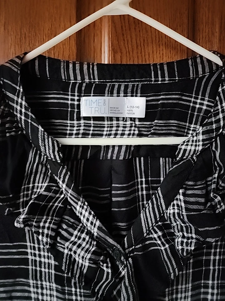 Time and Tru Women's Sz L(12-14) Shirt Black Plaid V-neck Button Up Long Sleeve - Image 2 of 3