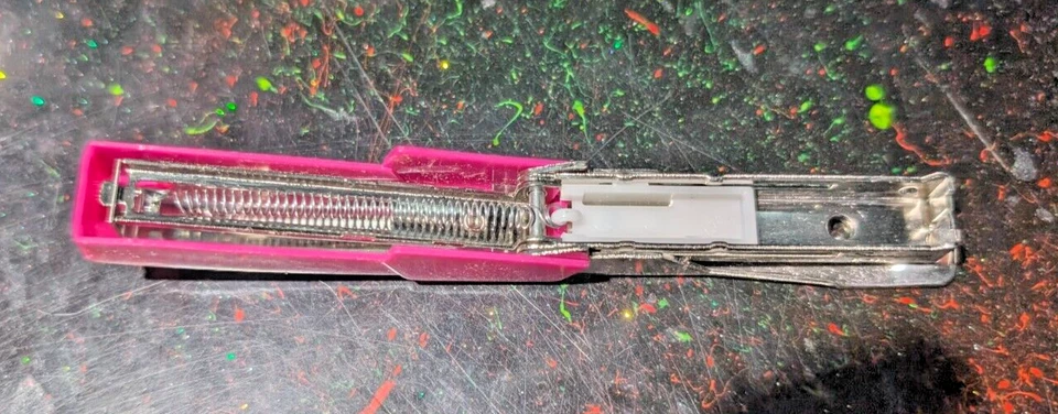 Mini grapadora de oficina vintage Swingline Tot 50 rosa ~ENVÍO RÁPIDO~ Long Island NY EE. UU. Foto 4 de 4