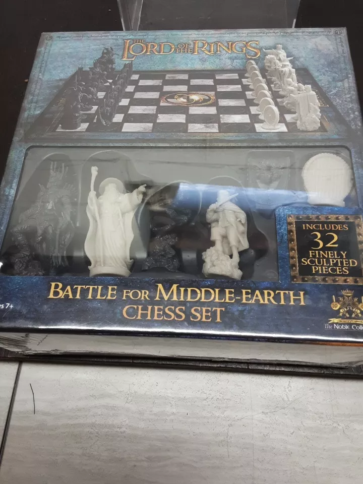 THE LORD OF THE RINGS Battle for Middle Earth Chess Set-The Noble Collection. - Image 2 of 3