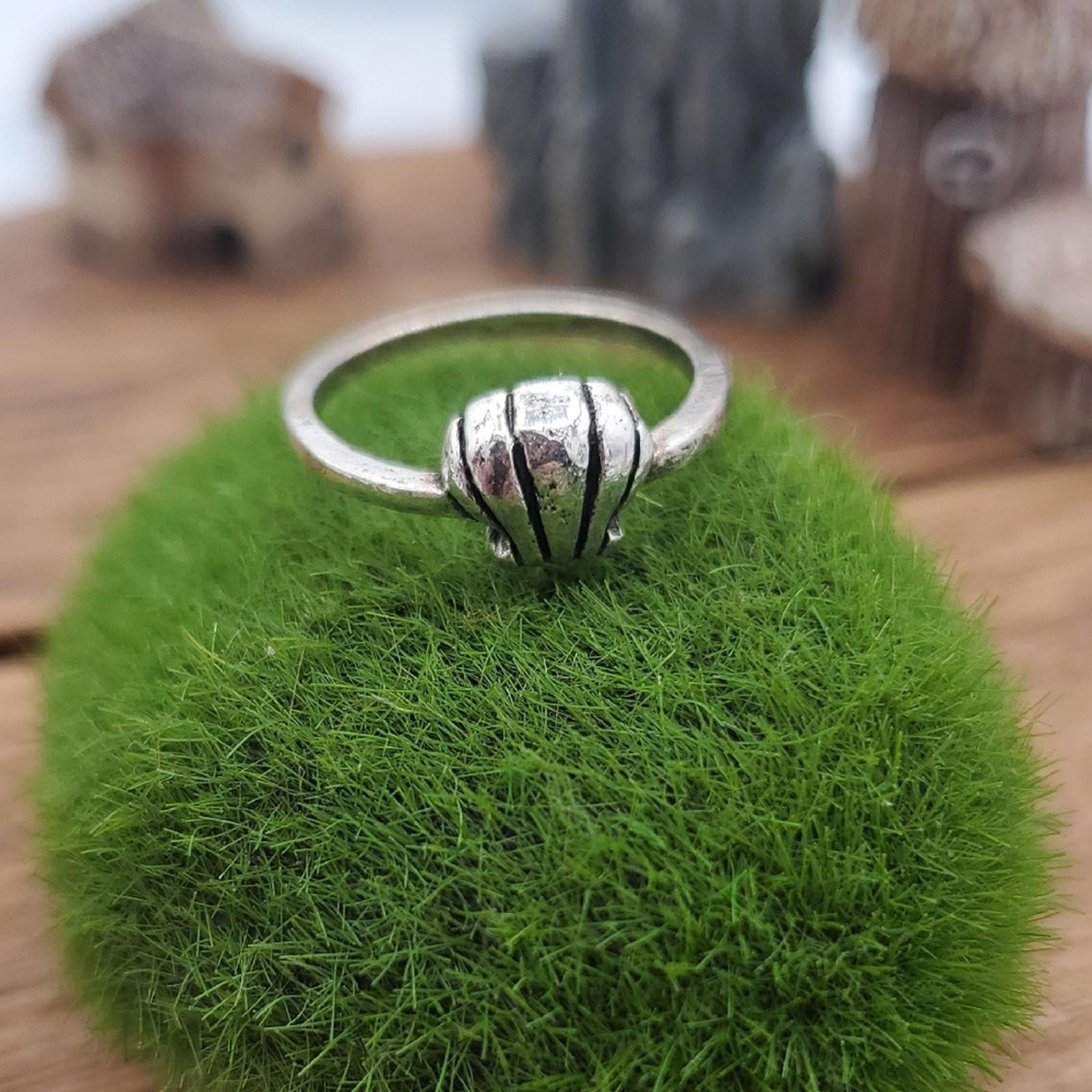 Silver Ring with Unique Clam Shell Design Size 5 … - image 1