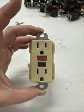 20A 125V 60Hz receptacle Leviton